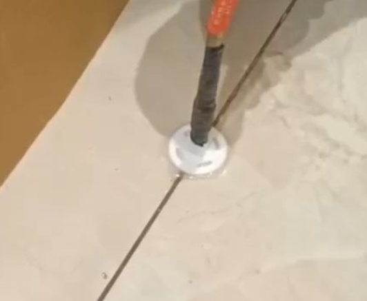 银川瓷砖空鼓维修公司专业解答瓷砖在铺贴过程中，如果没有涂抹均匀到位的粘结材料（如水泥砂浆或瓷砖胶），可能会导致以下问题